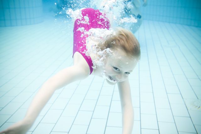 Spielend sicher Schwimmen lernen